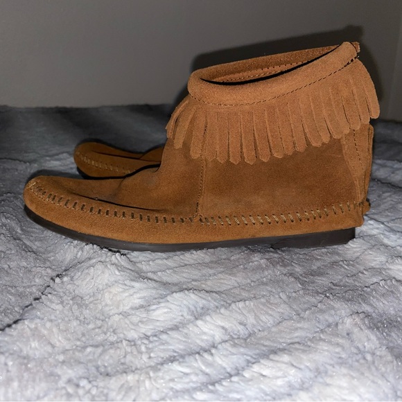 Minnetonka High Top Back Zip Boot. Brown. Like new - Picture 2 of 7